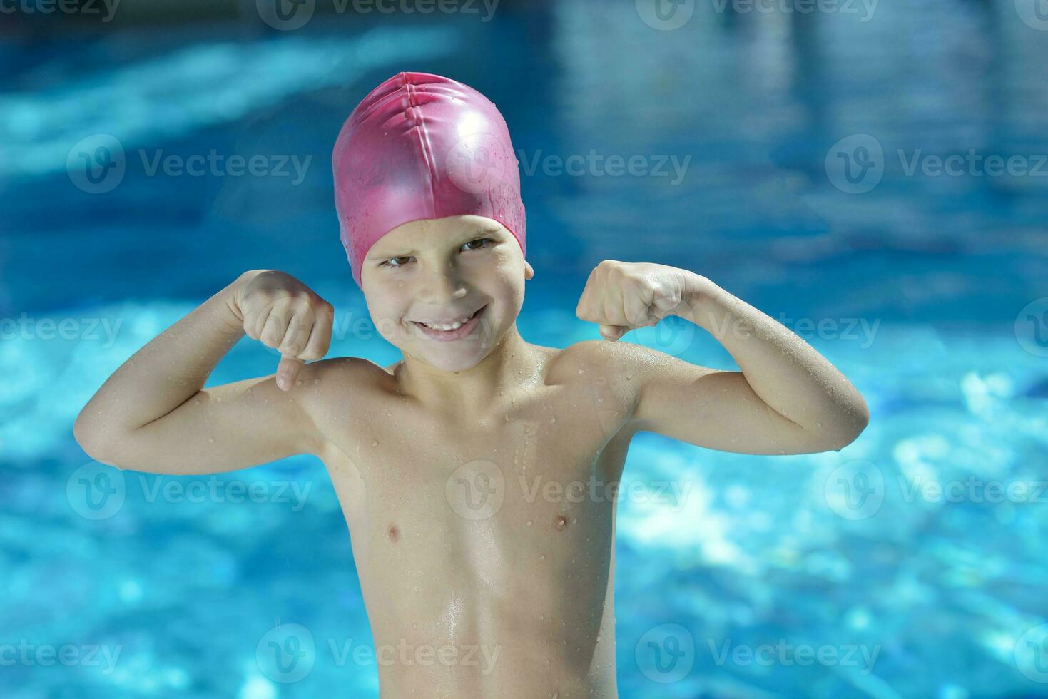 criança feliz na piscina foto