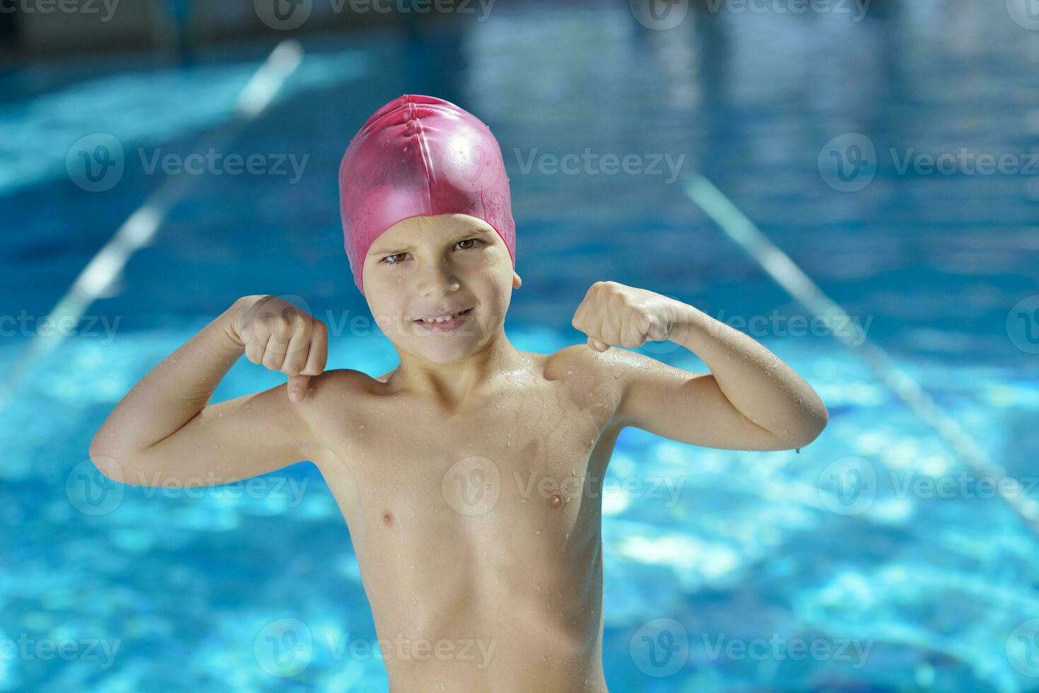 criança feliz na piscina foto