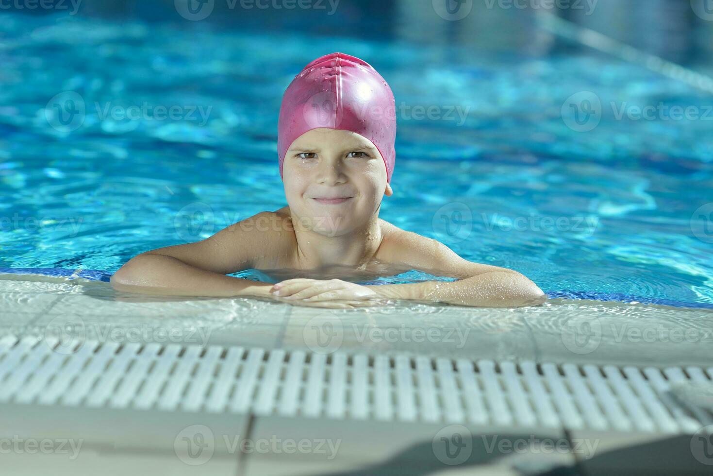 criança feliz na piscina foto