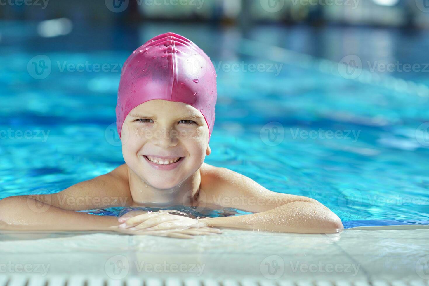 criança feliz na piscina foto