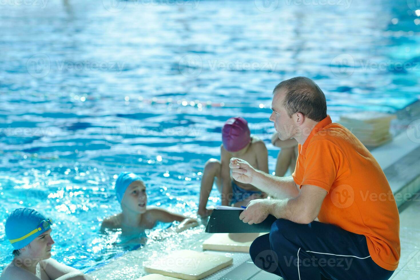 grupo de crianças felizes na piscina foto