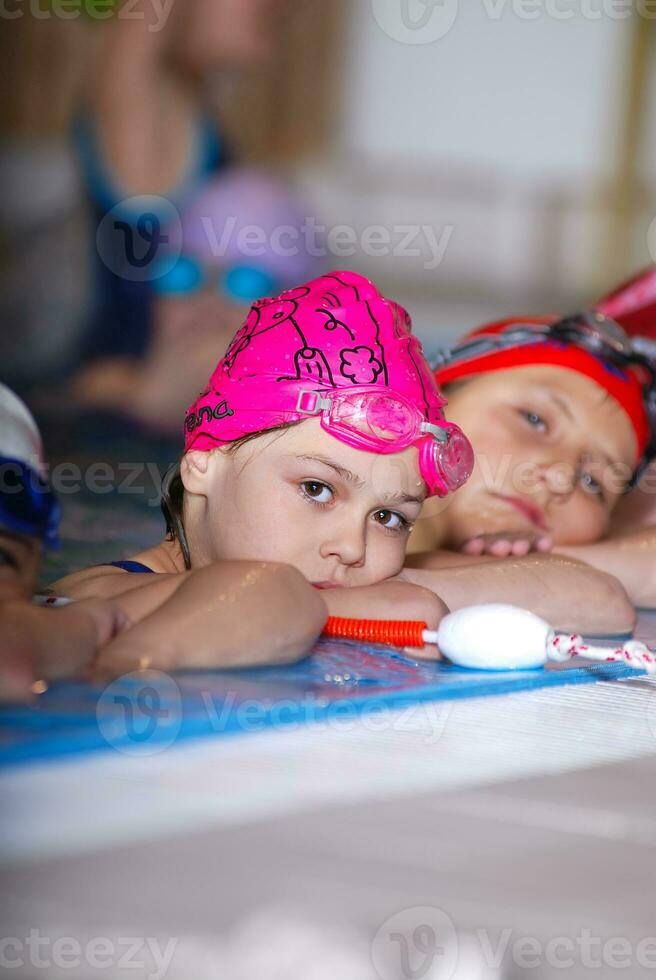 .crianças em série na piscina foto