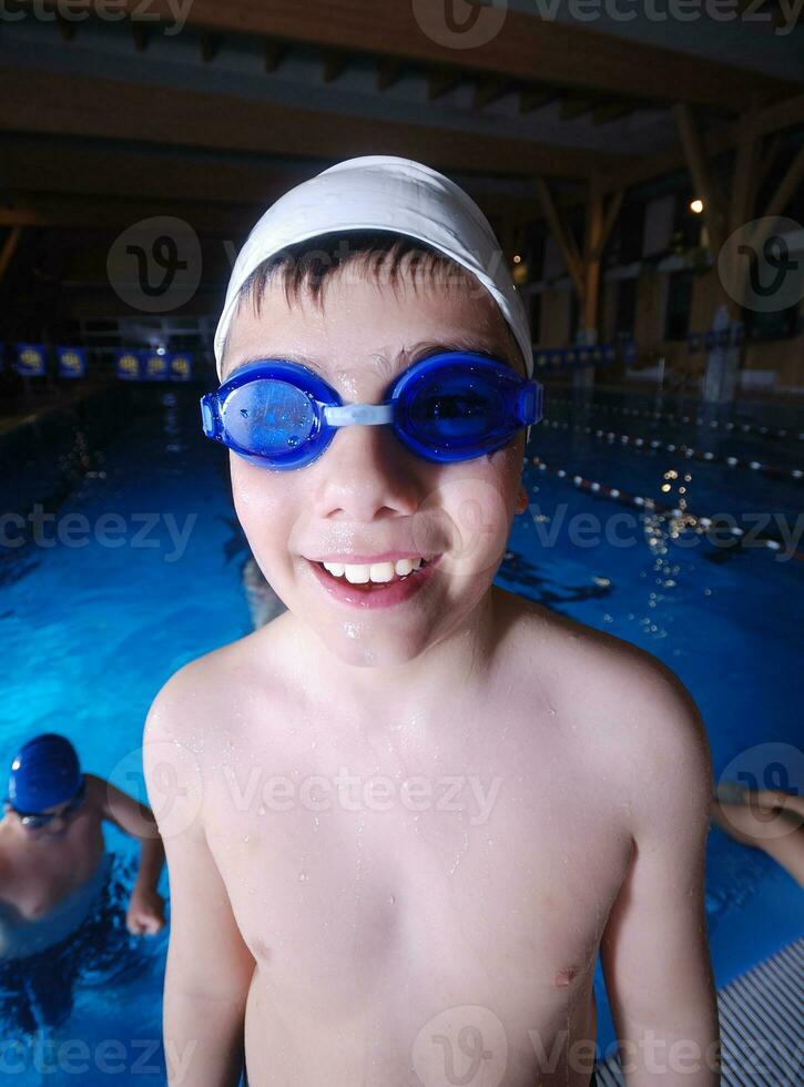 .crianças se divertindo na piscina foto