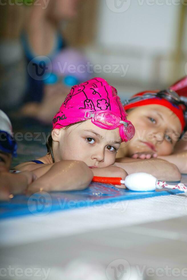 .crianças em série na piscina foto