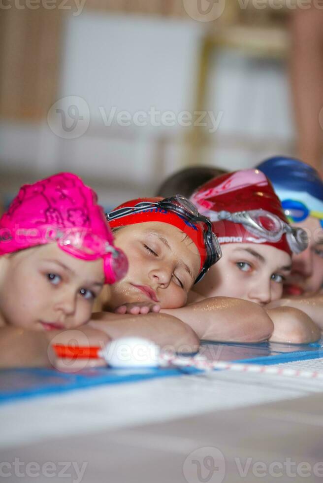 .crianças em série na piscina foto