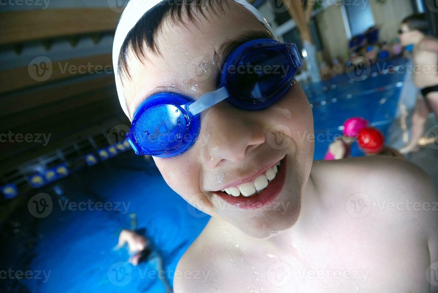 .crianças se divertindo na piscina foto