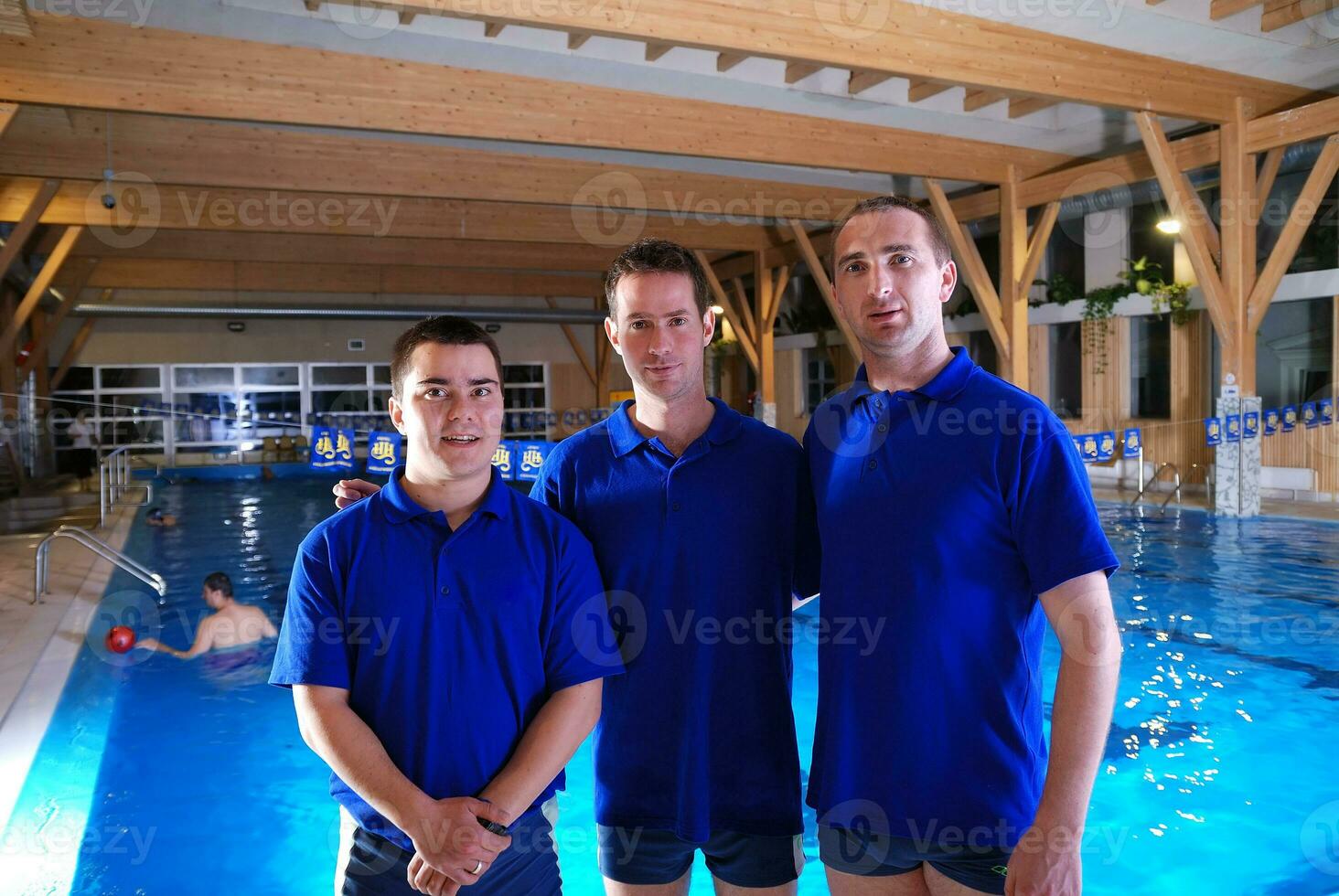 .natação escola instrutores às piscina foto