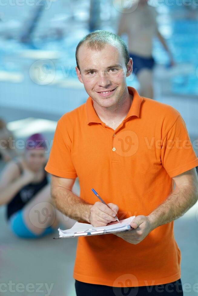 grupo de crianças felizes na piscina foto