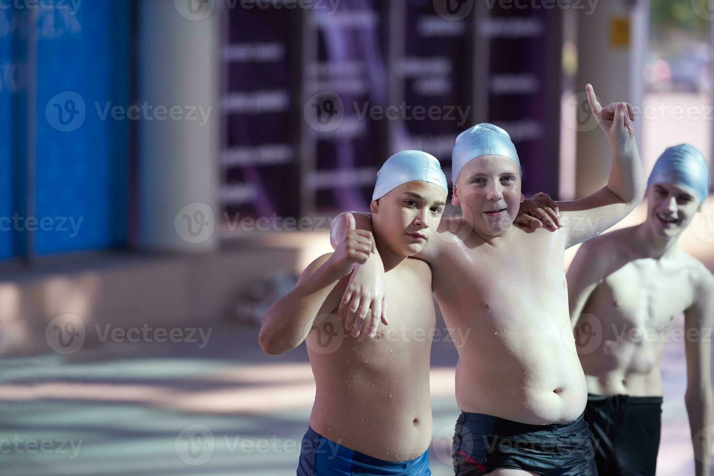 retrato de criança na piscina foto