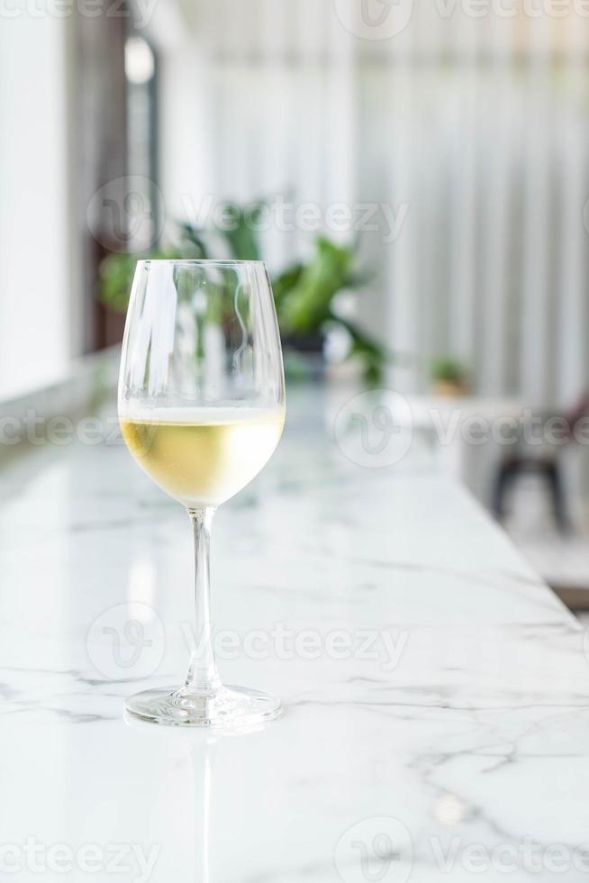 uma taça de vinho espumante no restaurante foto