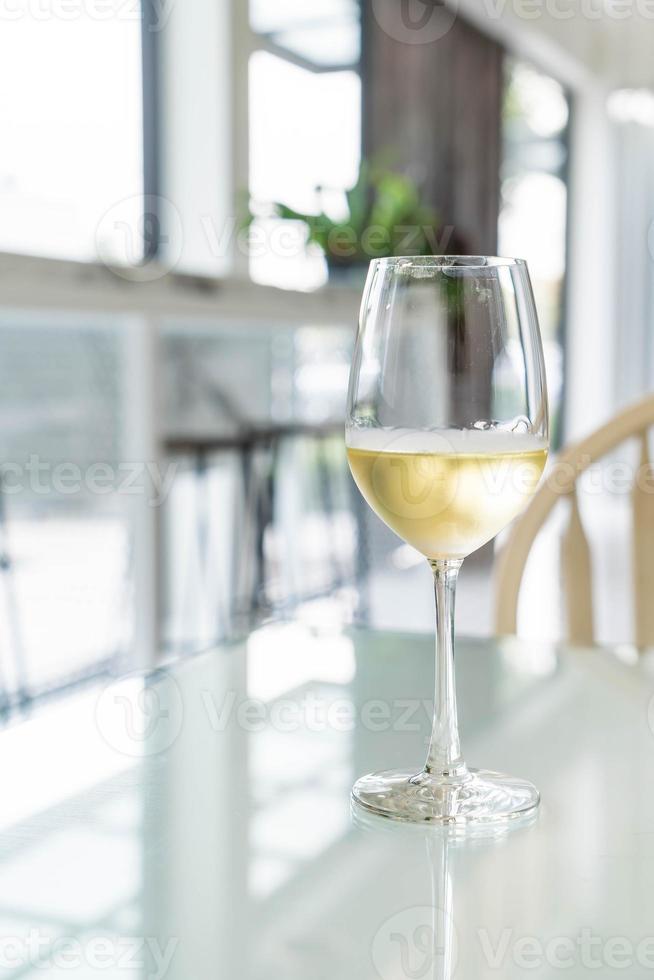 uma taça de vinho espumante no restaurante foto