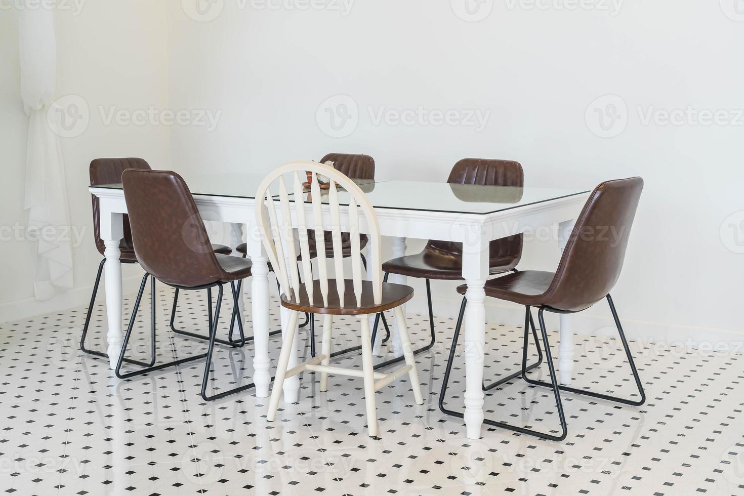 decoração de interiores de mesa de jantar vazia na sala de jantar foto