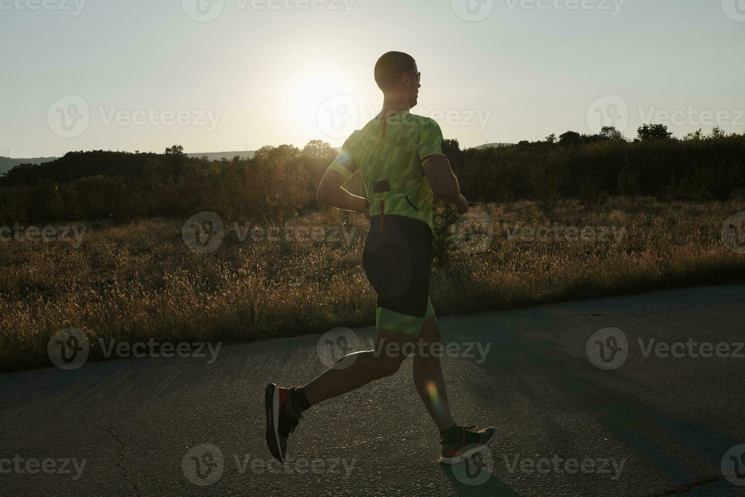 atleta de triatlo correndo no treino matinal foto