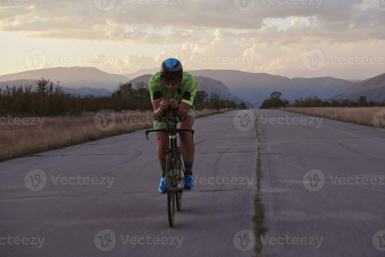 atleta de triatlo andando de bicicleta foto