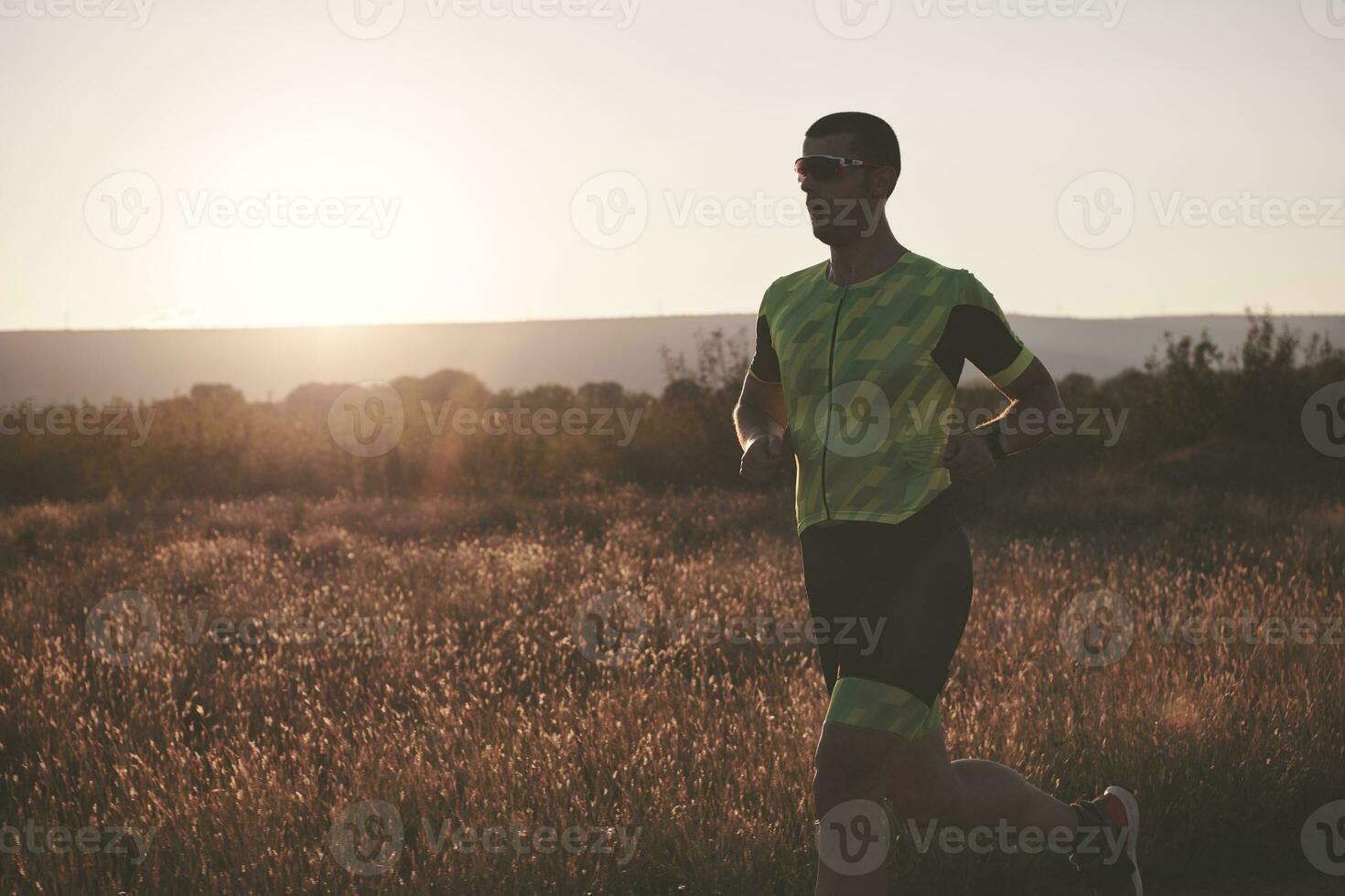 atleta de triatlo correndo no treino matinal foto