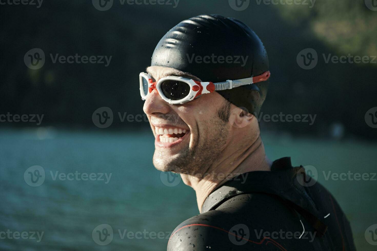 atleta de triatlo iniciando treinamento de natação no lago foto