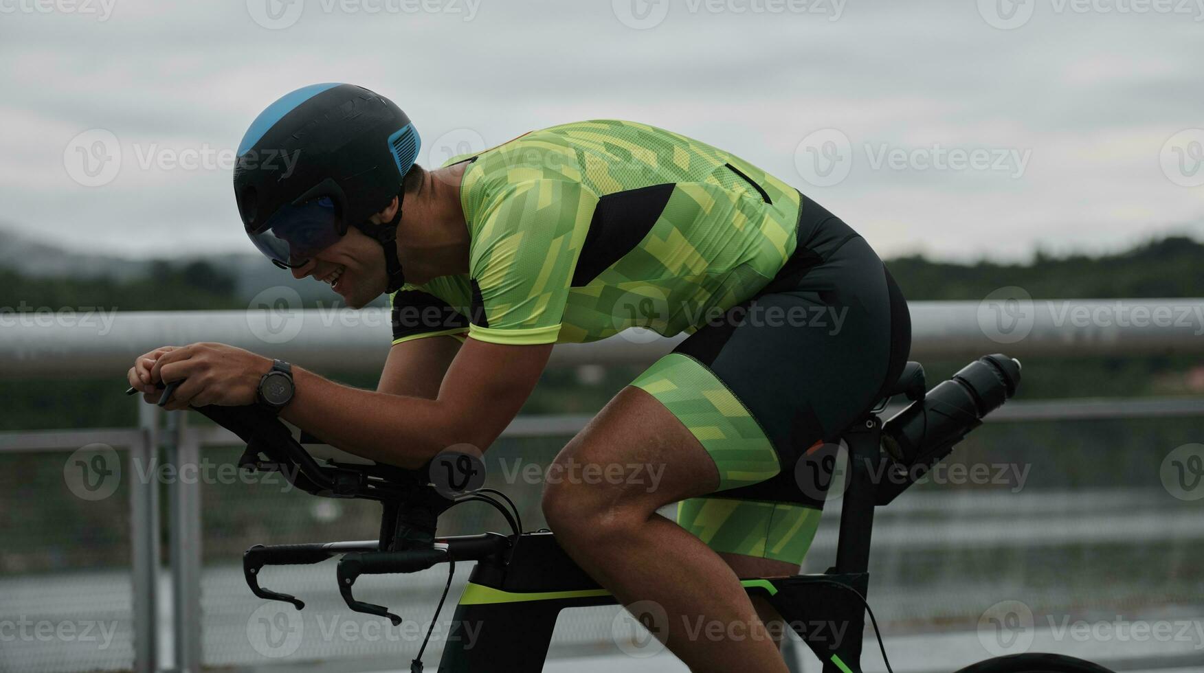 atleta de triatlo andando de bicicleta no treinamento matinal foto