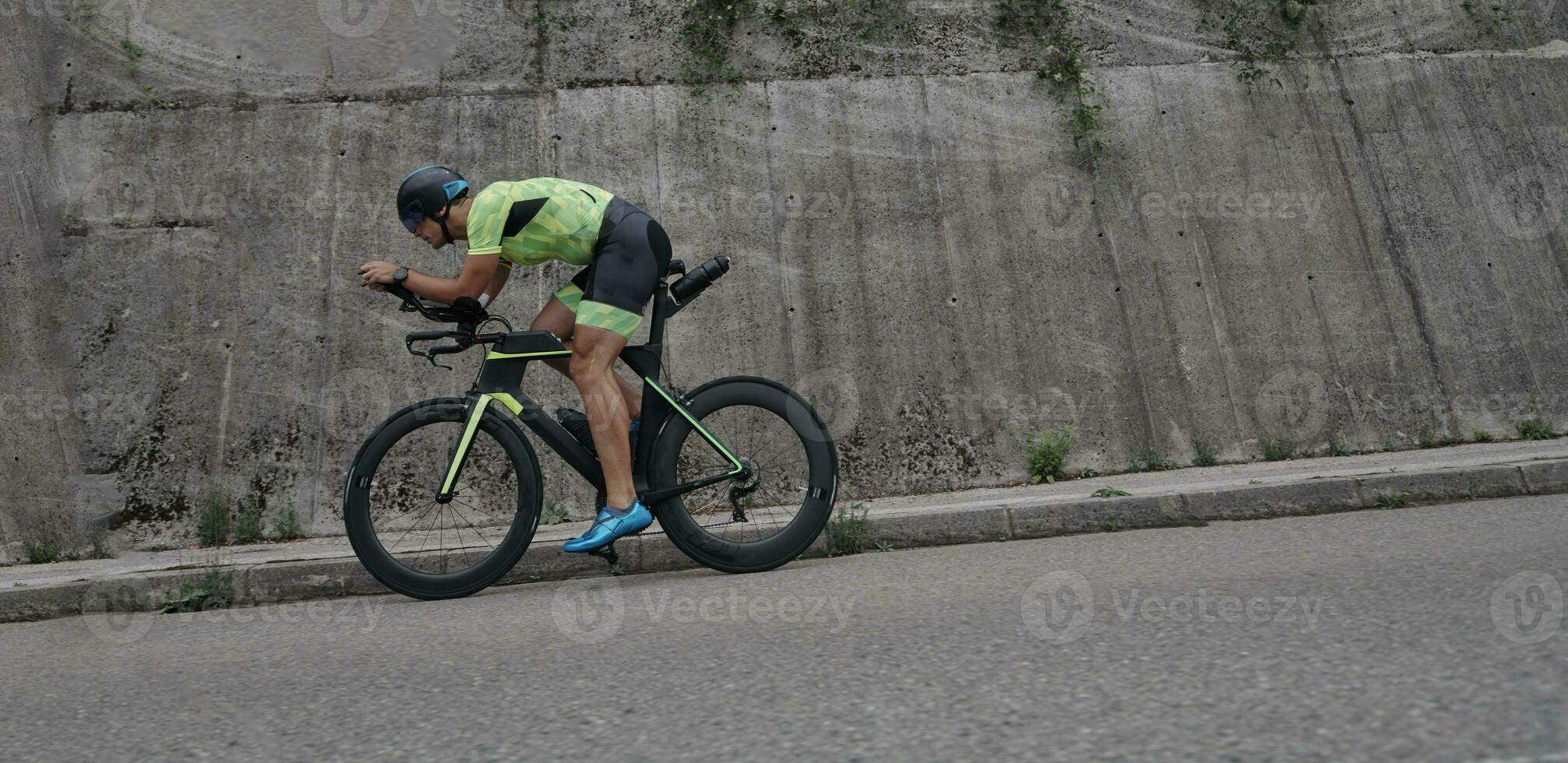 atleta de triatlo andando de bicicleta no treinamento matinal foto