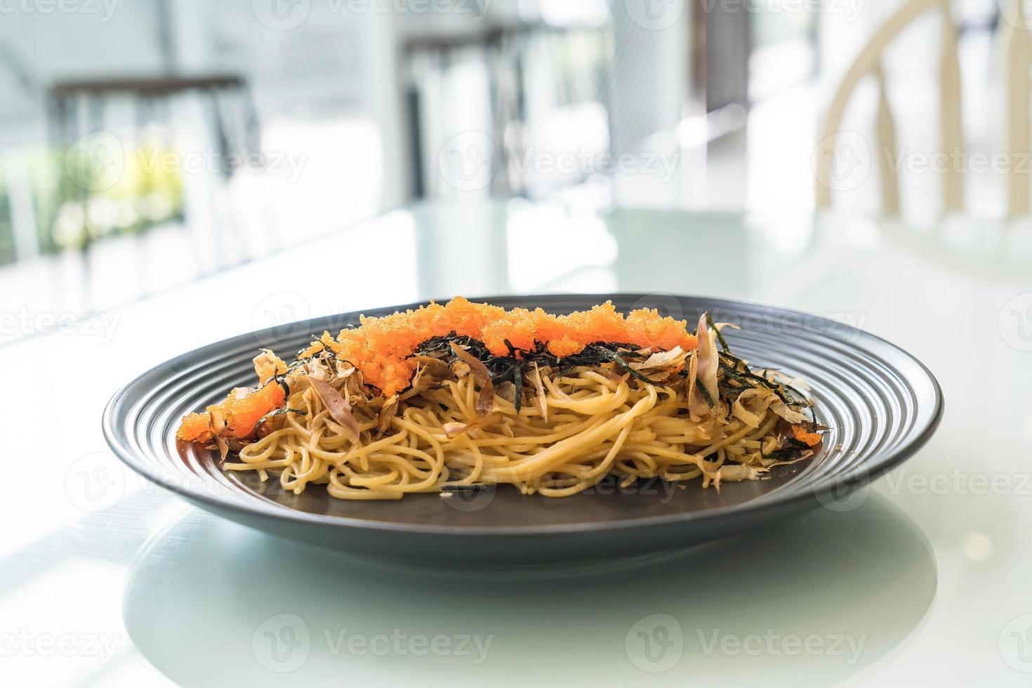 espaguete linguiça japonesa com tobiko - comida de fusão foto