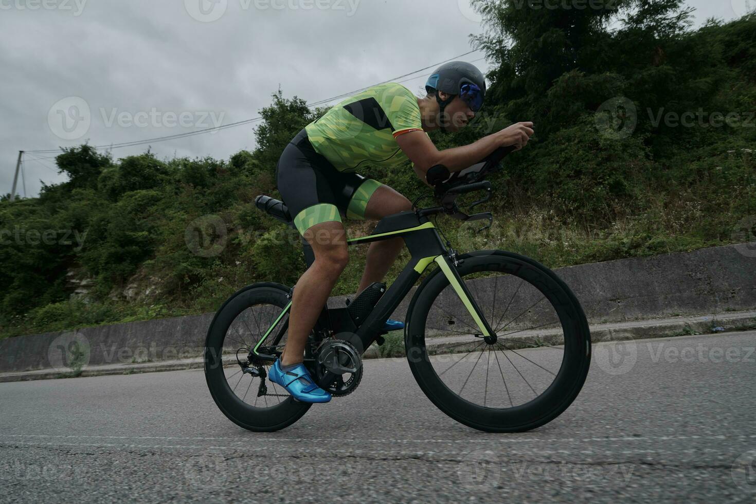 atleta de triatlo andando de bicicleta no treinamento matinal foto