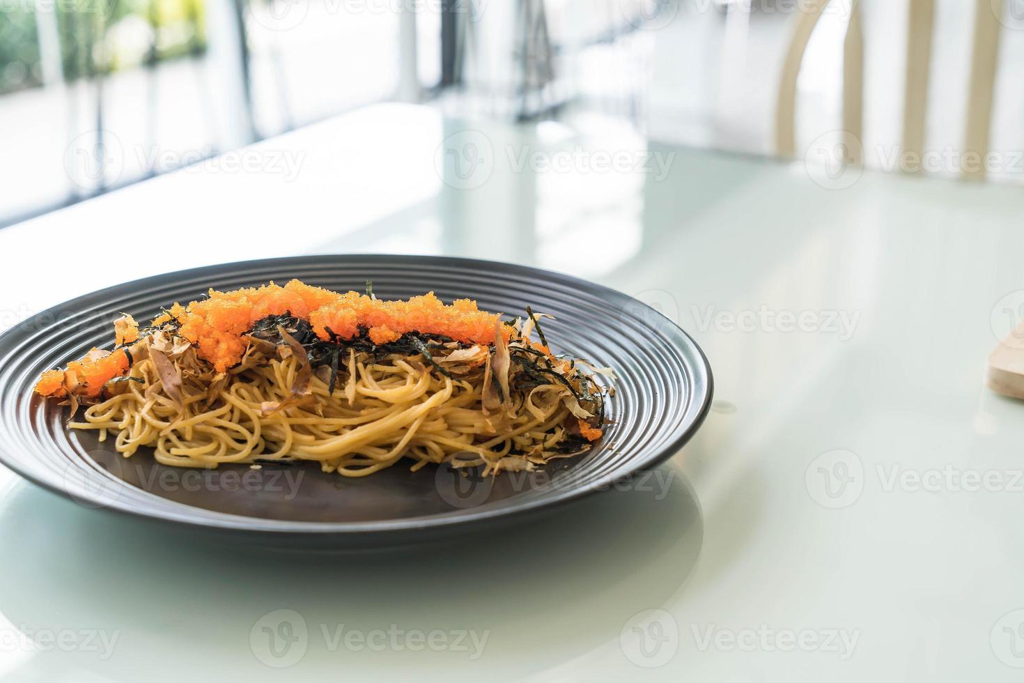 espaguete linguiça japonesa com tobiko - comida de fusão foto