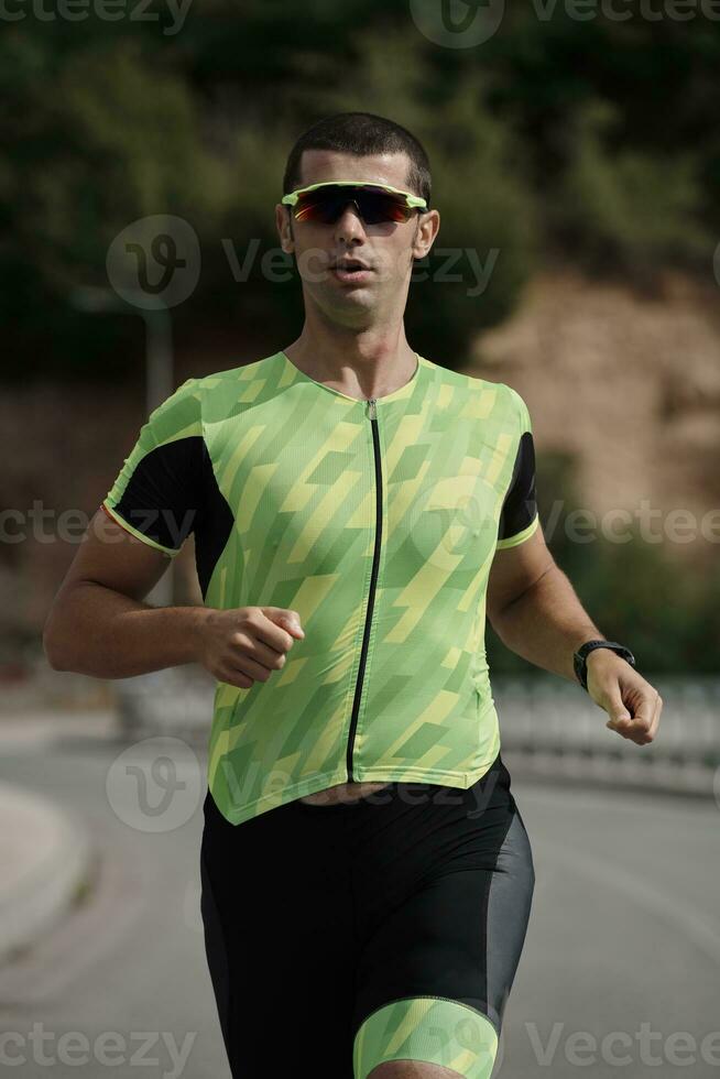 atleta de triatlo correndo na rua foto