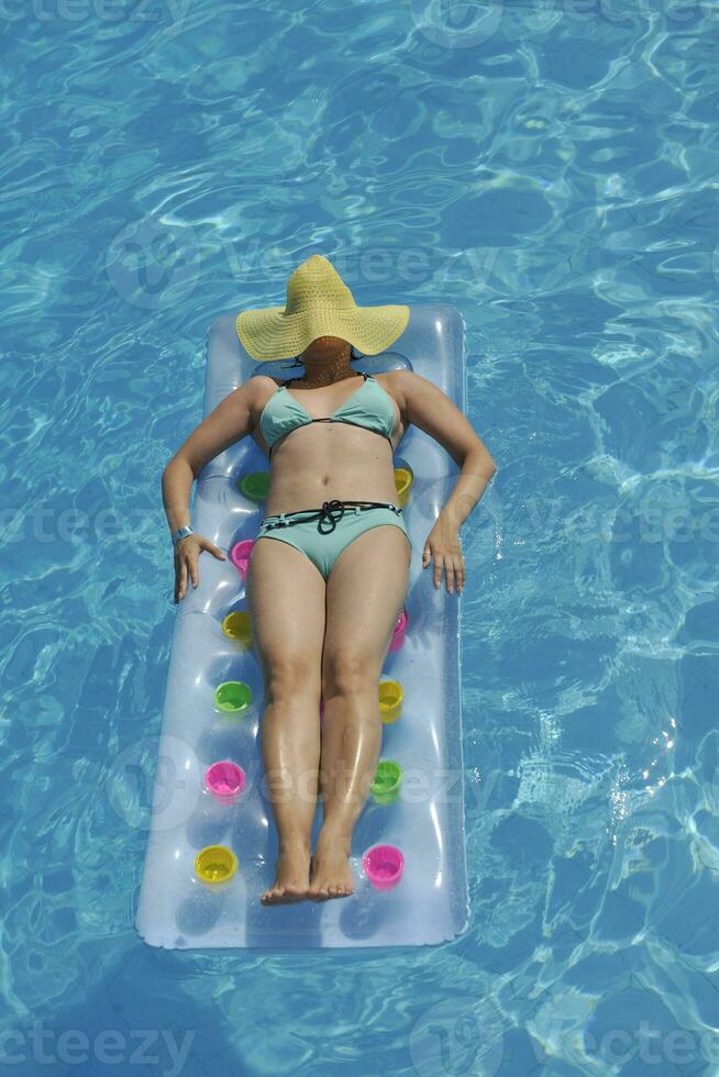 mulher relaxa na piscina foto