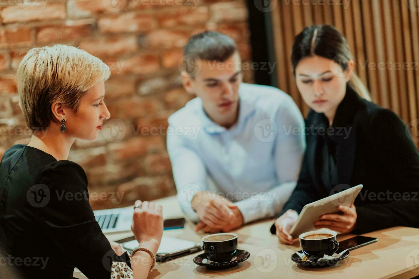 feliz pessoas de negócio sorridente alegremente durante uma encontro dentro uma café fazer compras. grupo do bem sucedido o negócio profissionais trabalhando Como uma equipe dentro uma multicultural ambiente de trabalho. foto