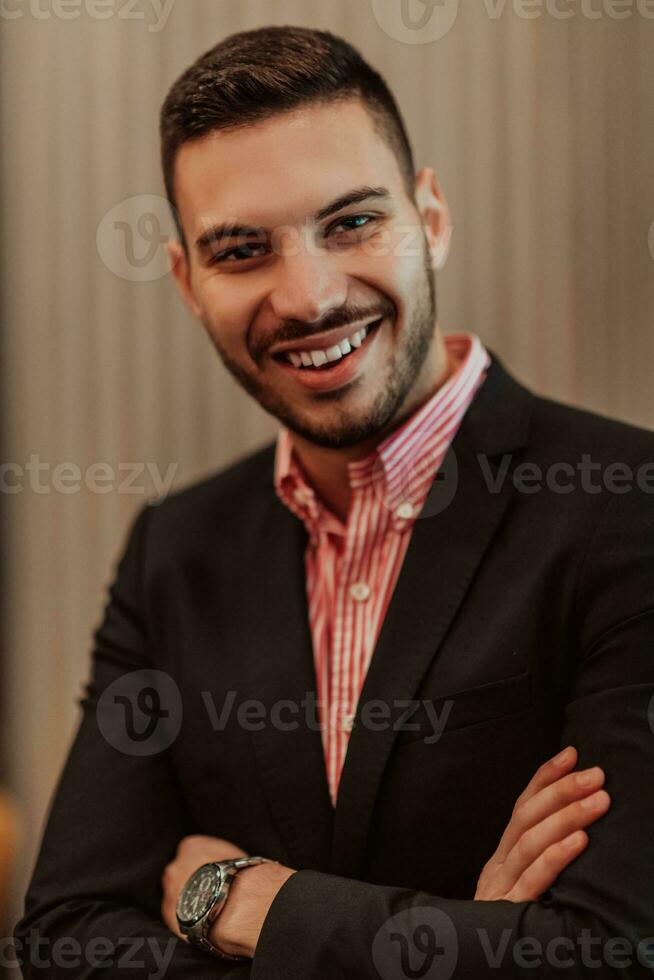 retrato do uma jovem homem de negocios dentro uma moderno terno. retrato do a companhia diretor dentro dele escritório. seletivo foco foto