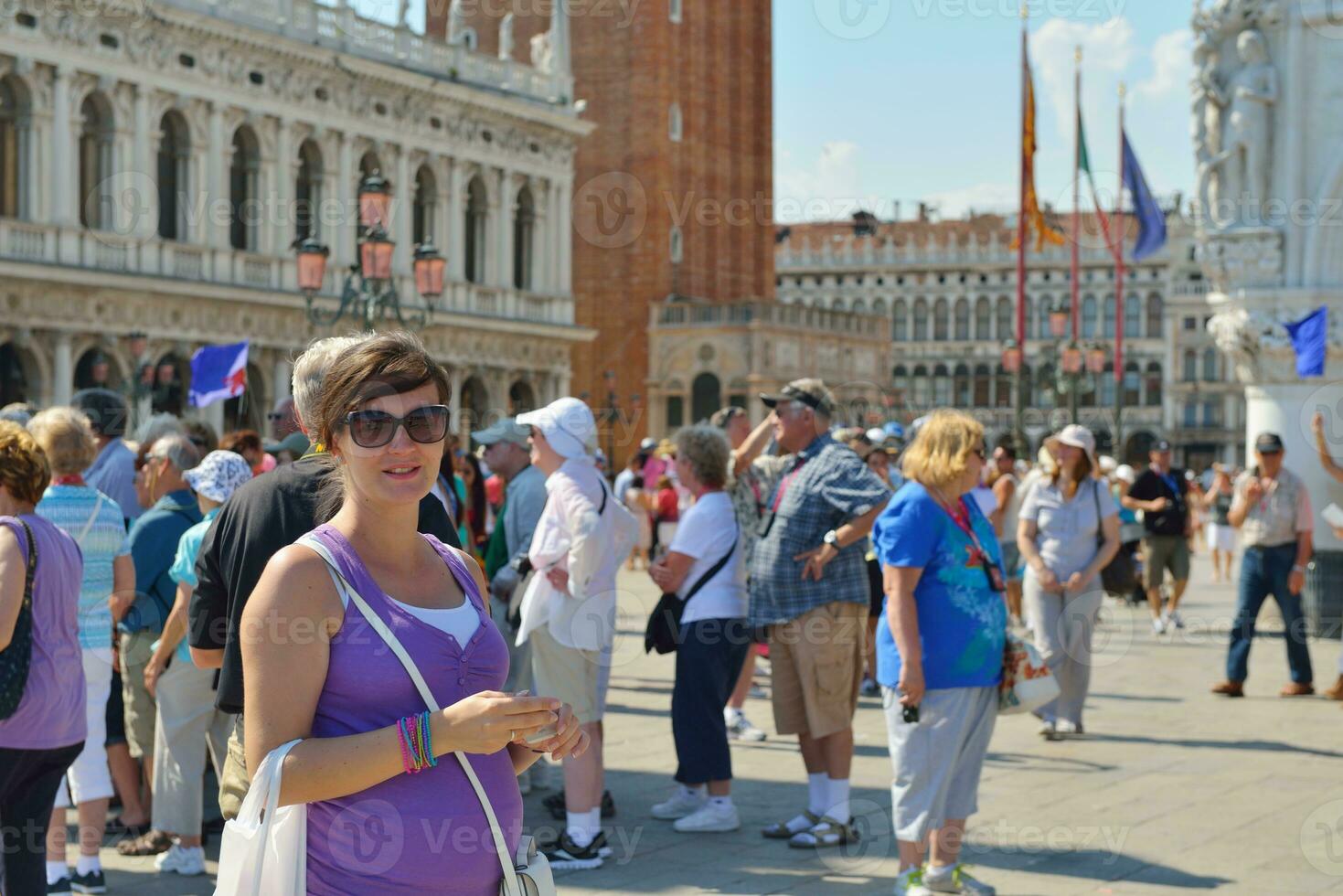 mulher turista tem um belo tempo de férias em veneza foto