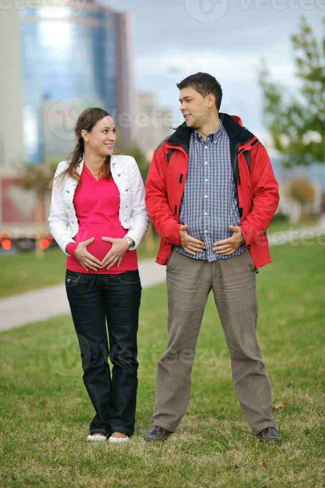 casal feliz ao ar livre foto