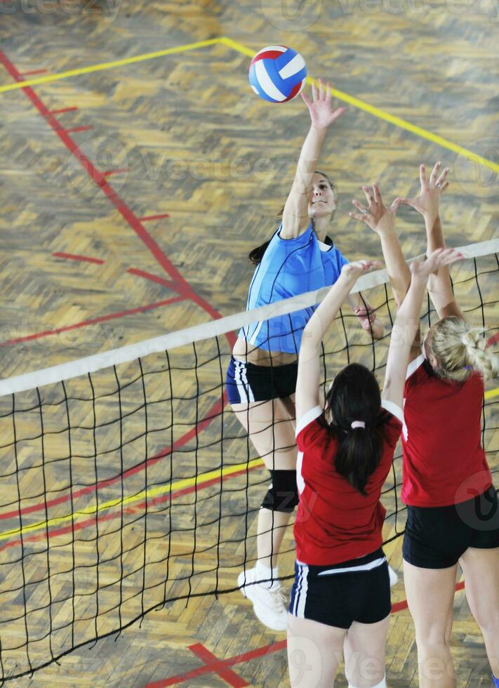 meninas jogando vôlei jogo indoor foto