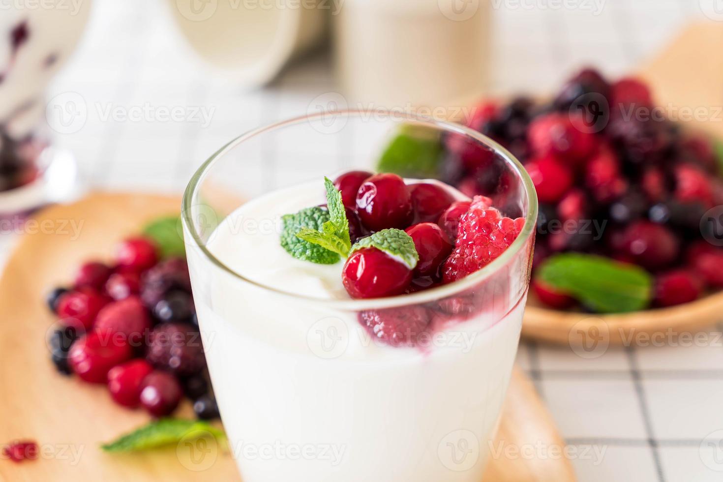 iogurte com frutas vermelhas na mesa foto