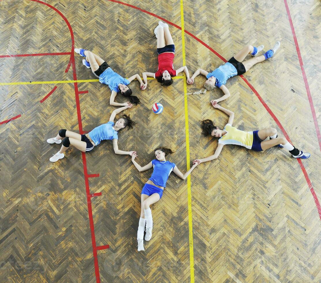 meninas jogando vôlei jogo indoor foto