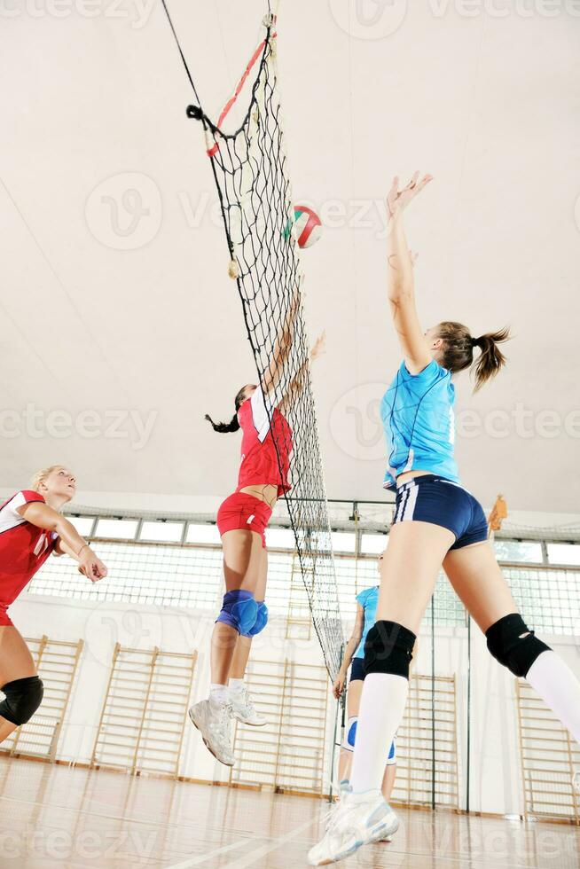 meninas jogando vôlei jogo indoor foto