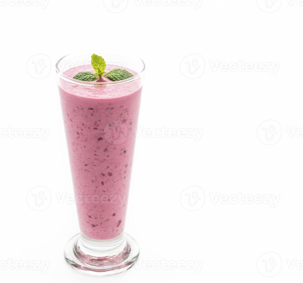 frutas vermelhas misturadas com smoothies de iogurte no fundo branco foto