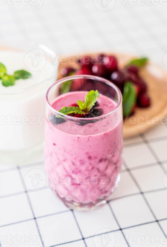 frutas vermelhas misturadas com smoothies de iogurte na mesa foto