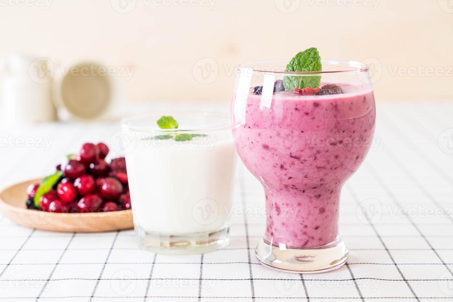 frutas vermelhas misturadas com smoothies de iogurte na mesa foto