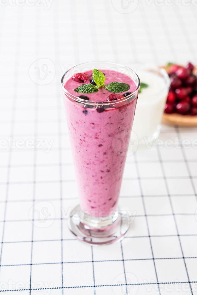 frutas vermelhas misturadas com smoothies de iogurte na mesa foto