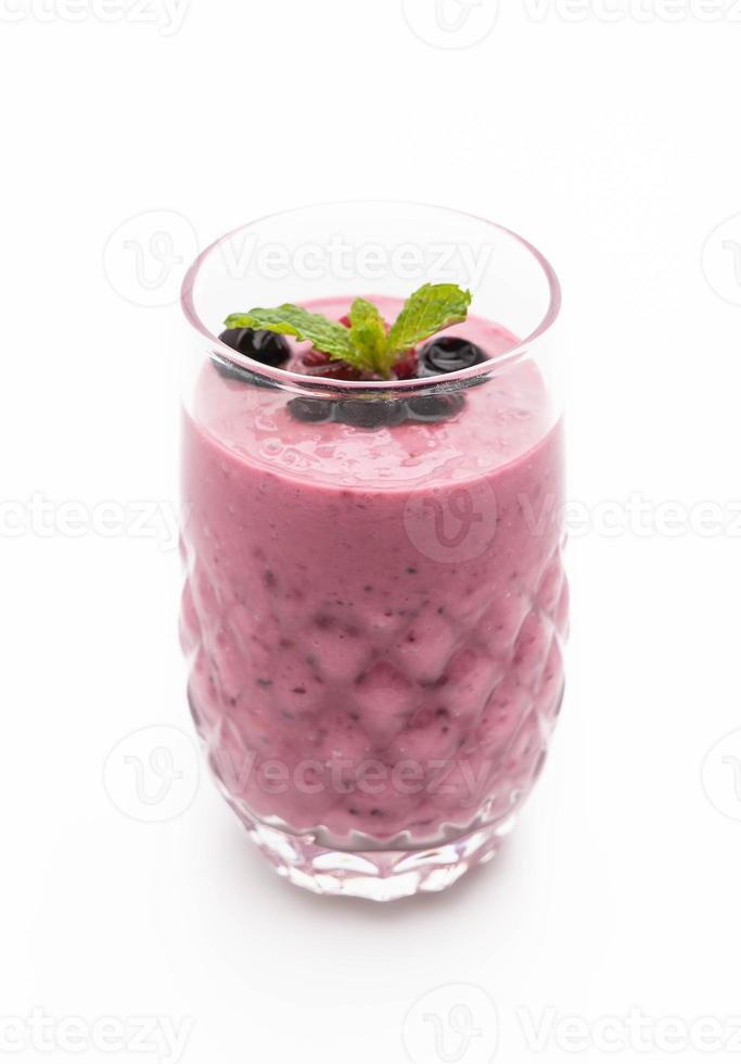 frutas vermelhas misturadas com smoothies de iogurte no fundo branco foto