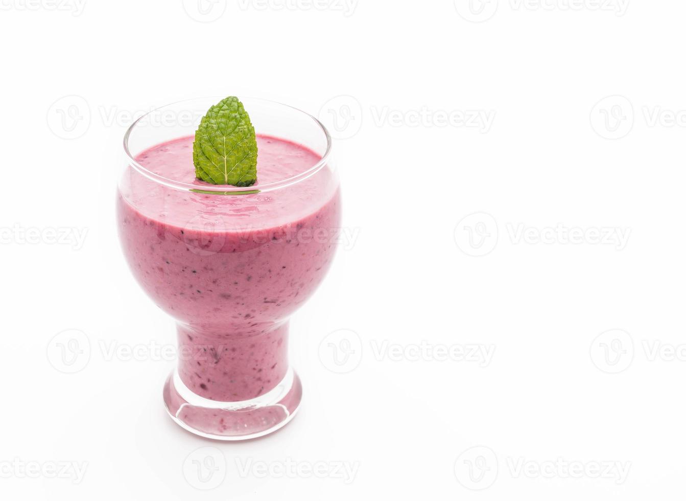 frutas vermelhas misturadas com smoothies de iogurte no fundo branco foto
