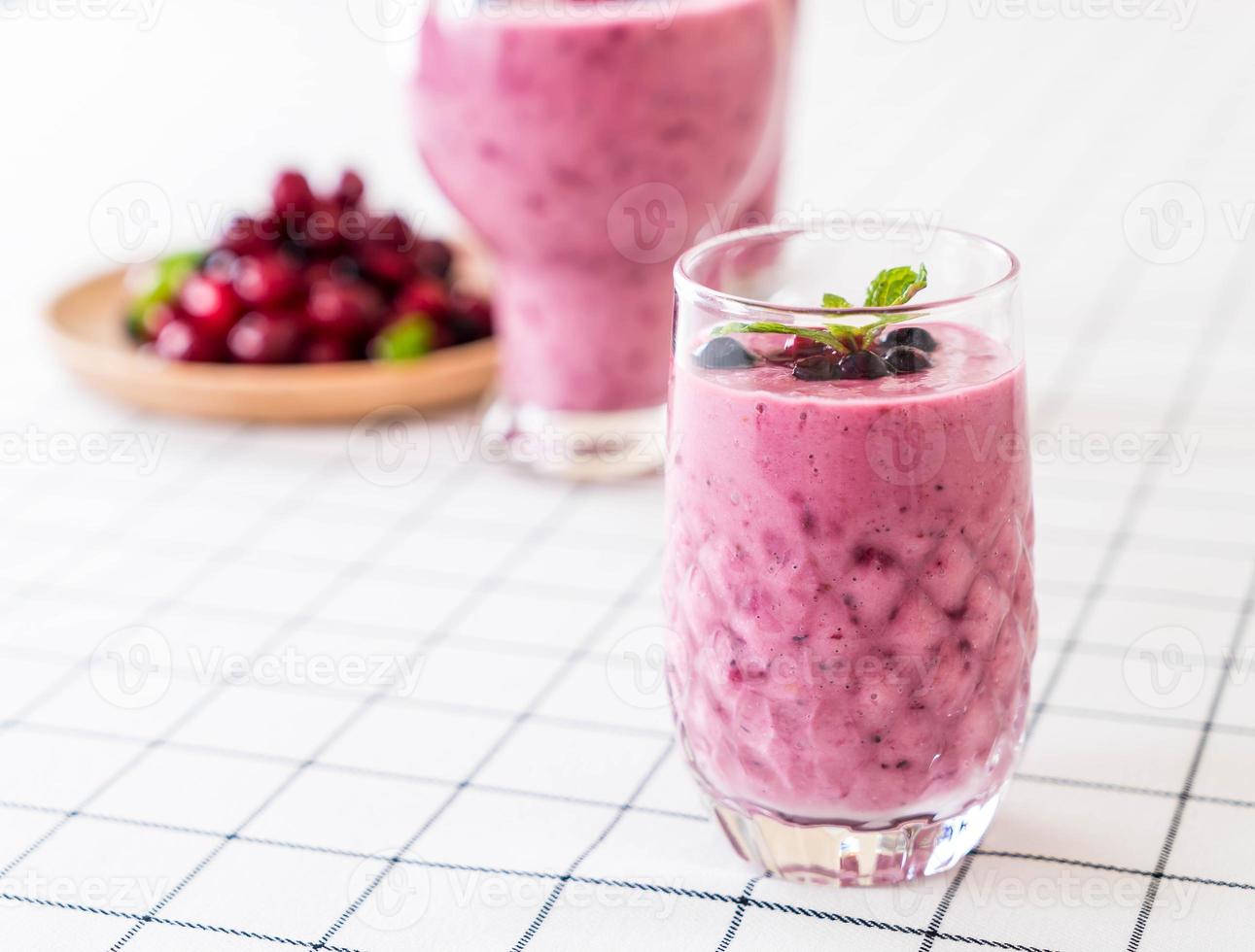 frutas vermelhas misturadas com smoothies de iogurte na mesa foto