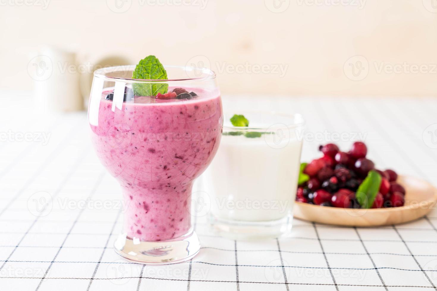 frutas vermelhas misturadas com smoothies de iogurte na mesa foto