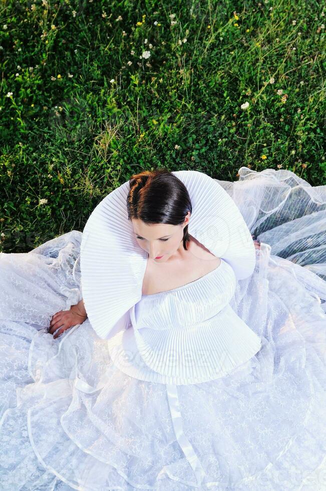 linda noiva ao ar livre após a cerimônia de casamento foto