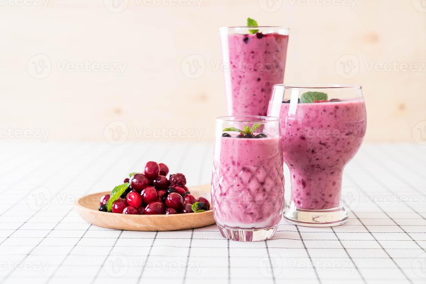 frutas vermelhas misturadas com smoothies de iogurte na mesa foto