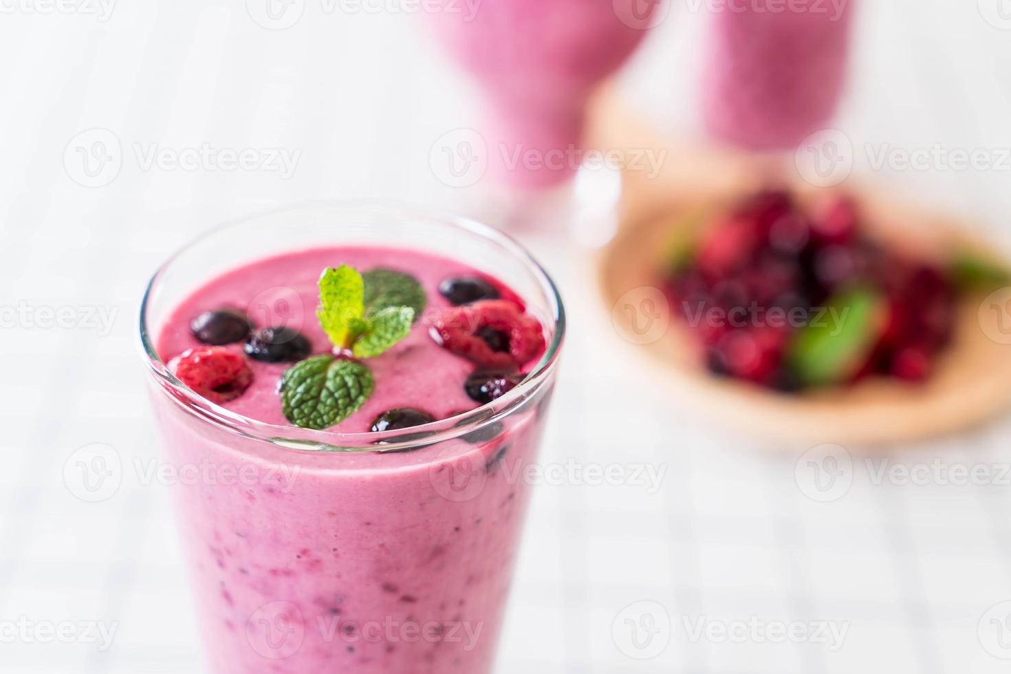 frutas vermelhas misturadas com smoothies de iogurte na mesa foto