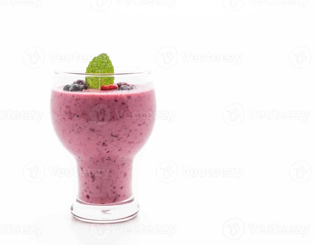 frutas vermelhas misturadas com smoothies de iogurte no fundo branco foto