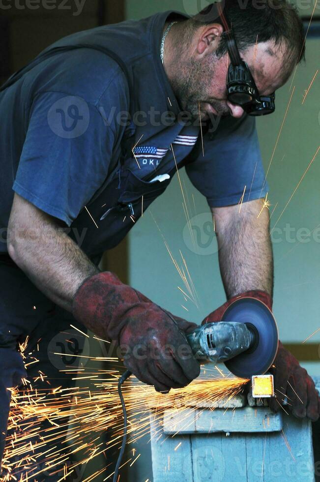 faíscas do trabalhador da indústria foto