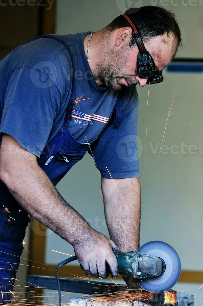 faíscas do trabalhador da indústria foto