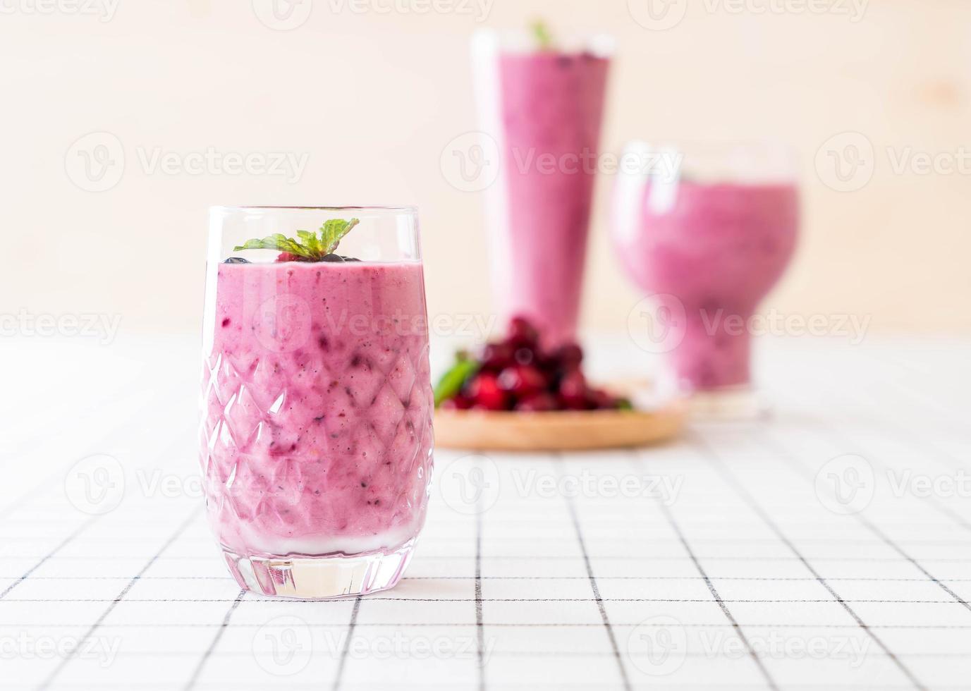 frutas vermelhas misturadas com smoothies de iogurte na mesa foto